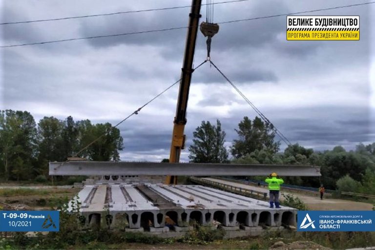 На автодорозі Снятин-Косів-Старі Кути будують міст (ФОТО) 3 На автодорозі Снятин-Косів-Старі Кути будують міст (ФОТО)