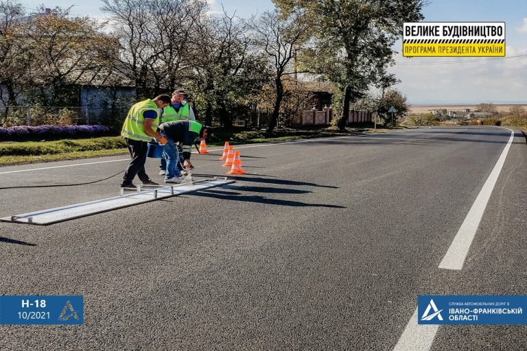 На Прикарпатті наносять дорожню розмітку на автодорозі "Івано-Франківськ - Тернопіль" (ФОТО) 2 На Прикарпатті наносять дорожню розмітку на автодорозі "Івано-Франківськ - Тернопіль" (ФОТО)