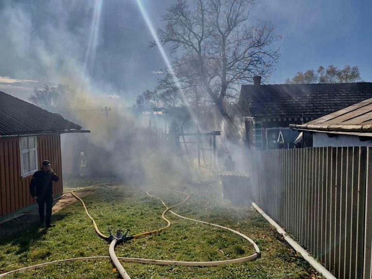 Побачили загоряння: на Снятинщині поліцейські врятували пенсіонерку з палаючого будинку (ФОТО)