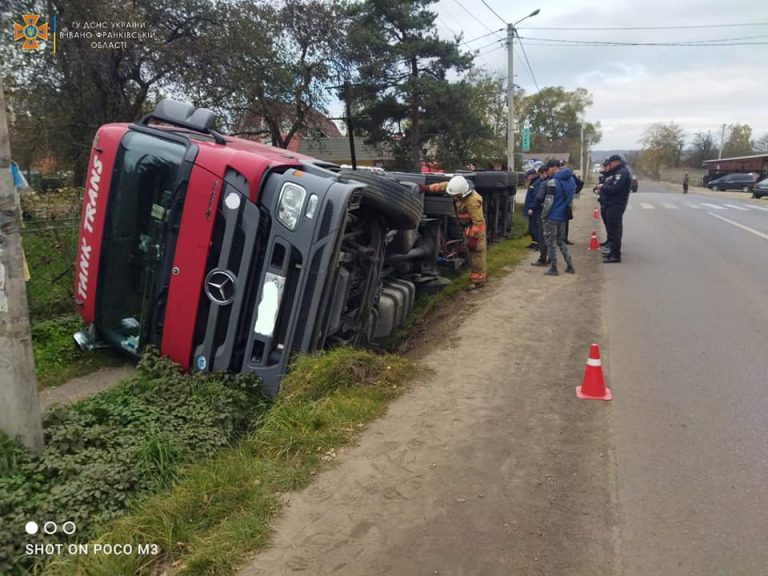 У Болехові перекинулася вантажівка (ФОТО) 1 246836939 4394722663980868 3744167138147827824 n