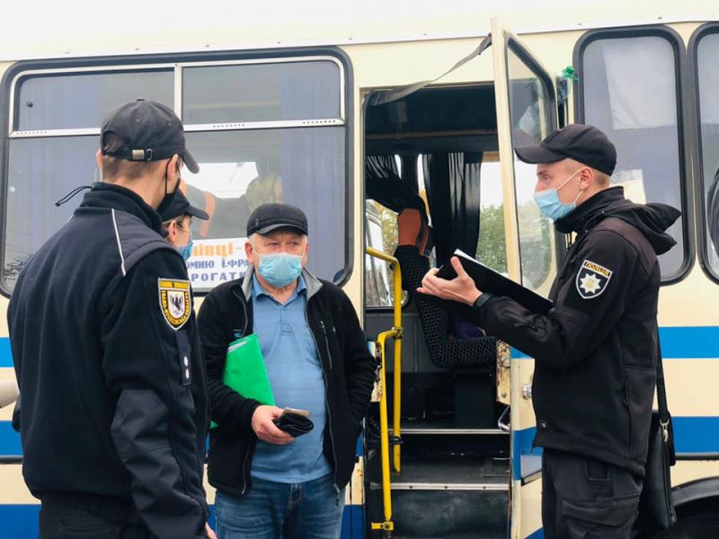 Поліцейські Івано-Франківщини перевіряють автобуси та поїзди (ФОТО)