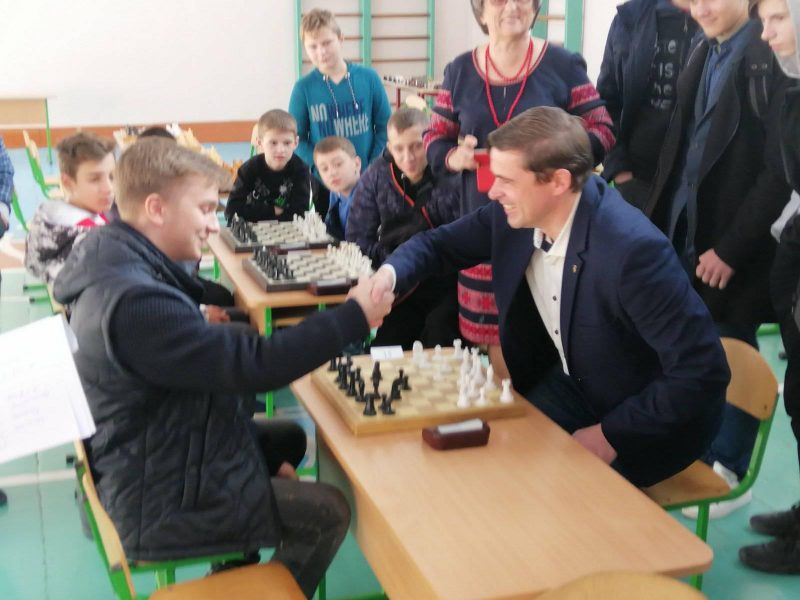 Колишній мер Калуша запропонував теперішньому зіграти в шахи 