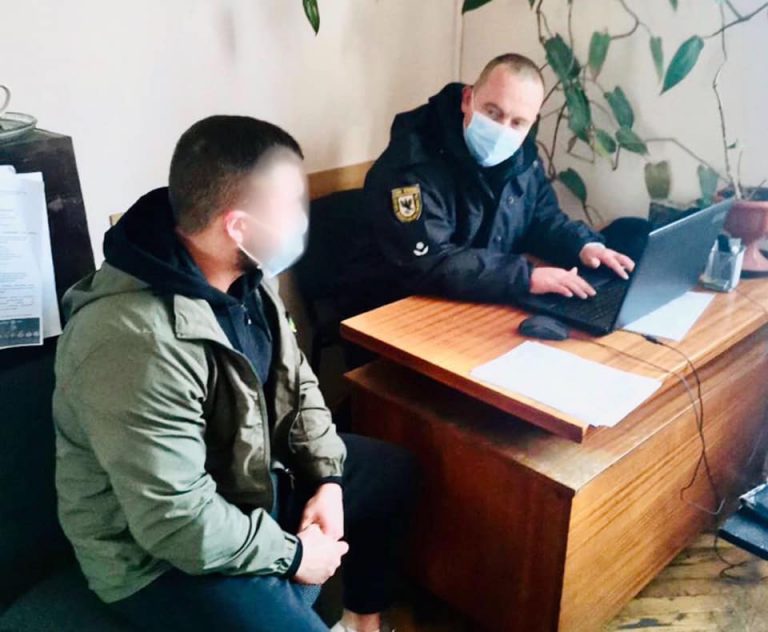 "Нищив ліхтарі та клумби": у Франківську поліція затримала хулігана (ФОТО) 10 248892079 6790808884293027 6551218302430453478 n