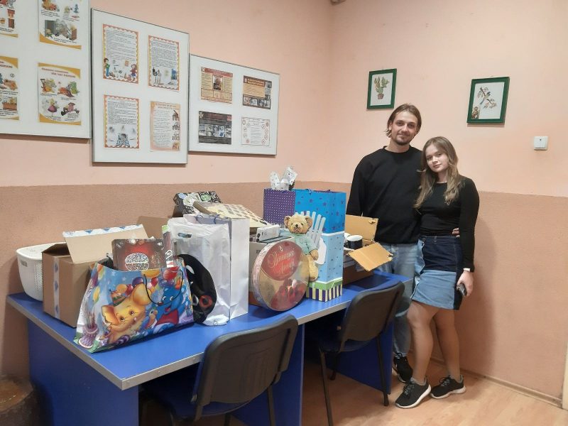 Іграшки замість квітів: у Франківську молодята привезли подарунки для дітей-сиріт (ФОТО)