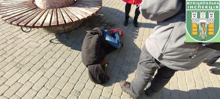 У центрі Франківська виявили жінку без свідомості (ФОТО) 5 250980039 2215029761970605 948983883901310776 n
