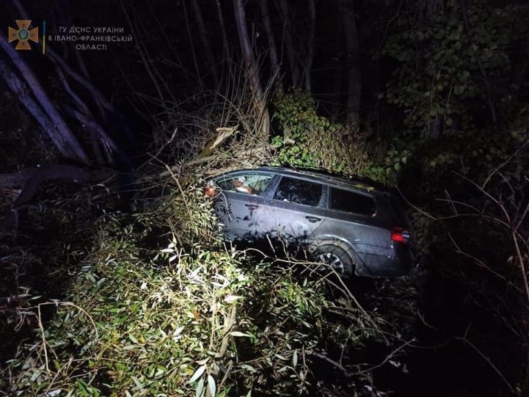 Нічна ДТП у Надвірній: одного з водіїв «вирізали» з авто (ФОТО) 5 4324C6DF 43A2 43D0 BFAC A93F5BBA97E0