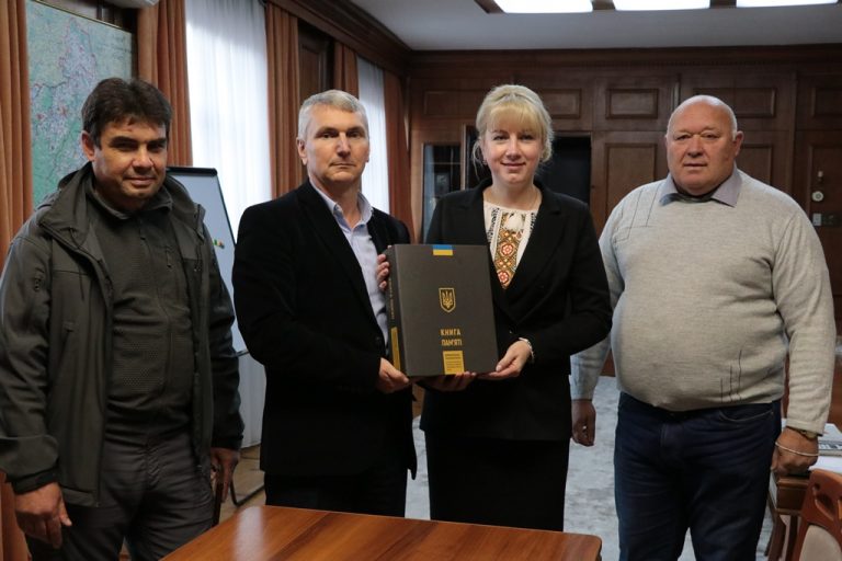 Книгу пам’яті добровольців-захисників вручили очільниці Прикарпаття 10 6166ea9baa5c1079103272