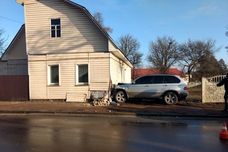 У Печеніжині коломиянин не впорався з керуванням і в'їхав у житловий будинок