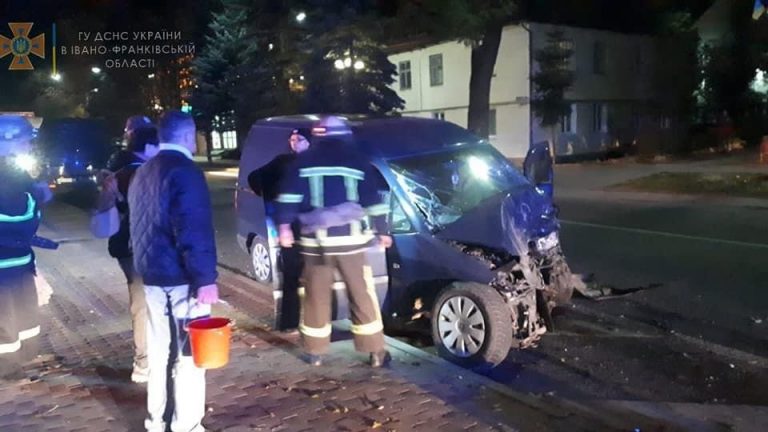 У Яремче зіштовхнулися дві автівки: одного з водіїв "вирізали" з салону (ФОТО) 2 93B91EAF 1898 4BB3 8CA5 B55720636CFC