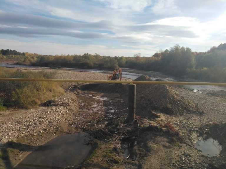 Дочекалися: на Рожнятівщині відновлюють берегоукріплення (ФОТО) 6 Дочекалися: на Рожнятівщині відновлюють берегоукріплення (ФОТО)