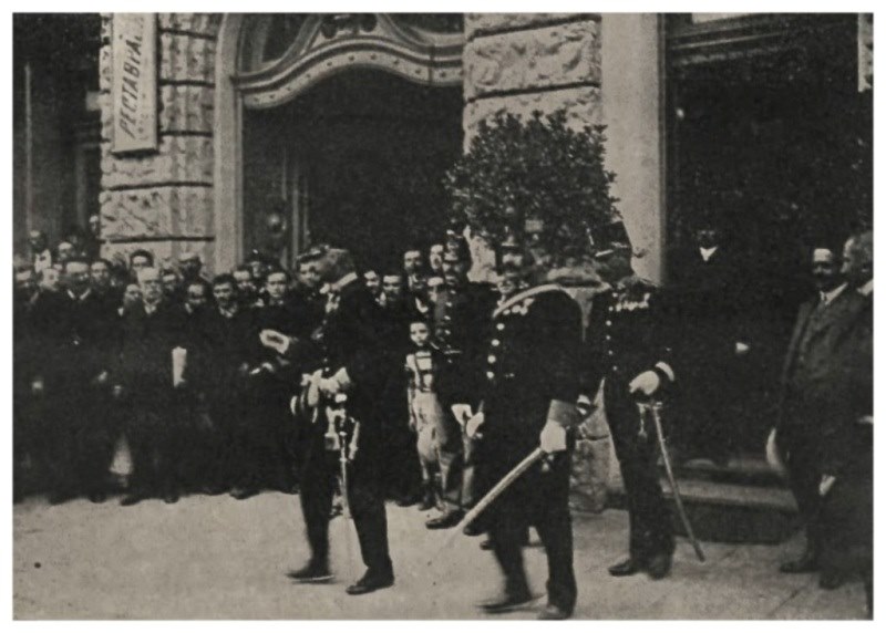 Na foto arhiknyaz Leopold Salvatorgeneralnyj inspektor avstrijskoyi artyleriyi bilya gotelyu Kesslera.