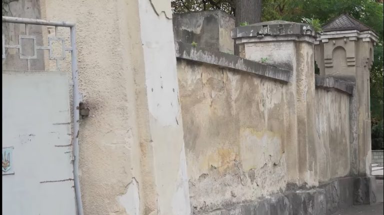 У Франківську руйнується на очах частини огорожі та господарської брами Палацу Потоцьких (ВІДЕО) 2 ebe09c5 116444 1 large11111