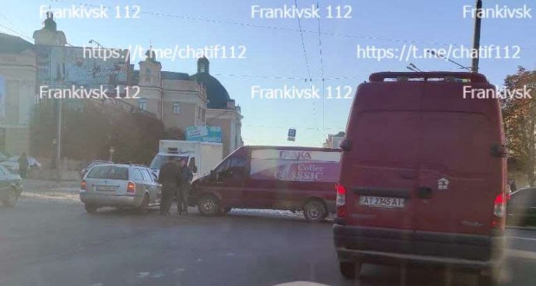 Ранкова ДТП в Івано-Франківську: не розминулися легковик та бус (ФОТО) 6 photo 2021 10 06 08 52 04