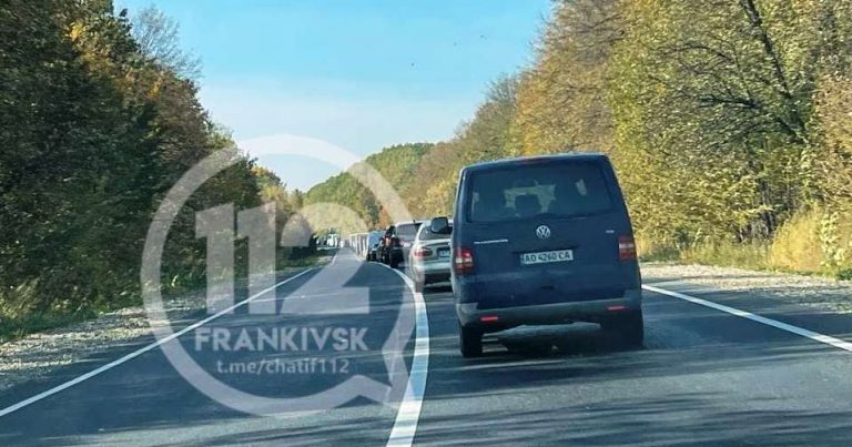 На Калущині – кілометрові затори: водії попереджають про годинну затримку руху (ФОТО, ВІДЕО) 4 photo 2021 10 07 11 37 59