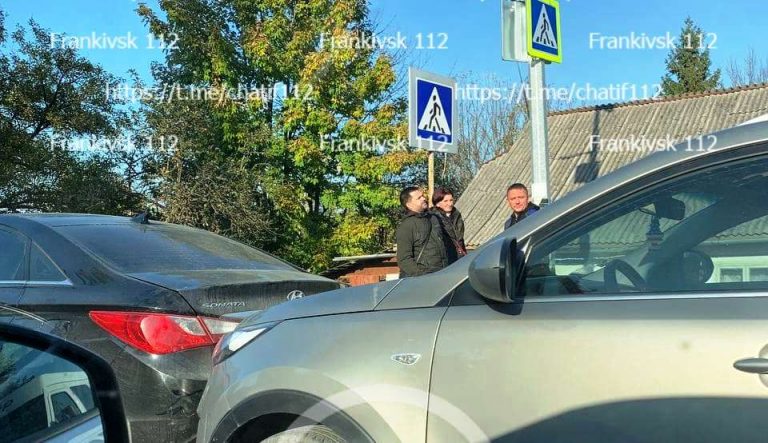 На Надвірнянщині сталася аварія за участю трьох легкових автомобілів (ФОТО) 3 photo 2021 10 09 16 35 02