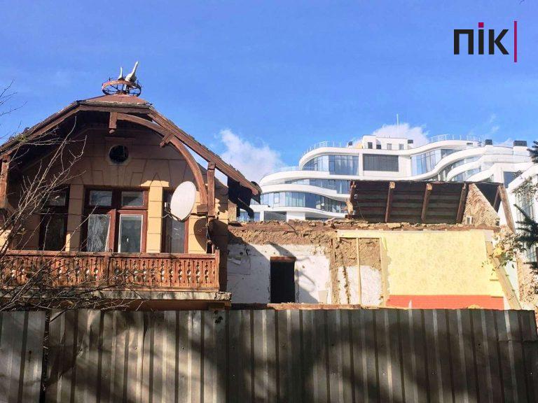 У Франківську розбирають стару будинок з лелеками