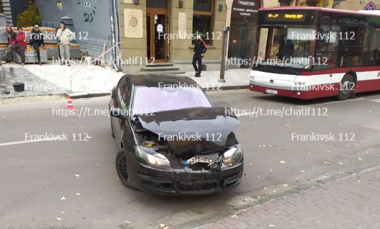 У центрі Франківська легковик в’їхав у припарковане авто (ФОТО) 2 photo 2021 10 19 10 55 48