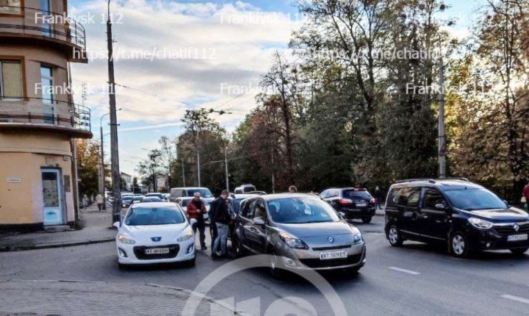 У Франківську зіштовхнулися два легковики: утворюється корок (ФОТО) 7 photo 2021 10 19 17 28 29