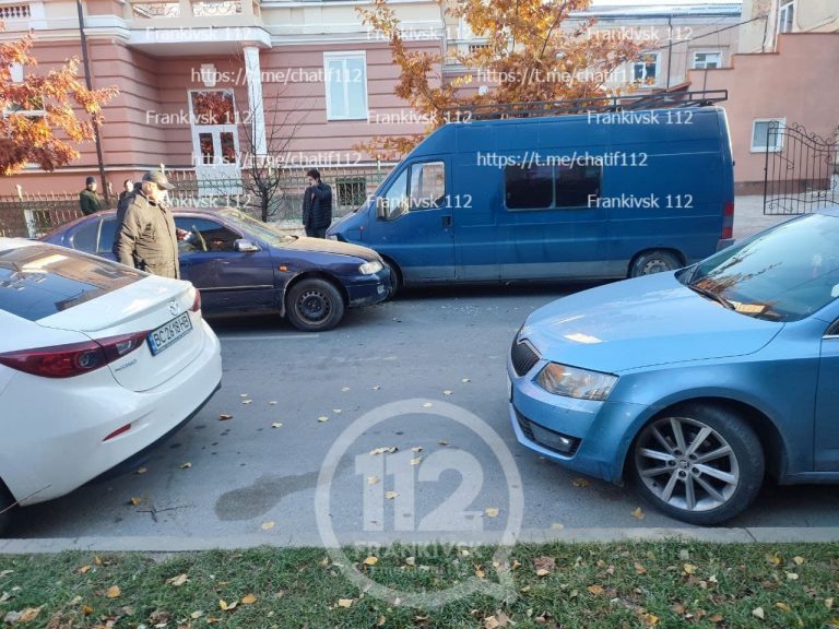 ДТП в Івано-Франківську: не розминулися бус та легковик (ФОТОФАКТ) 3 photo 2021 10 25 09 44 15