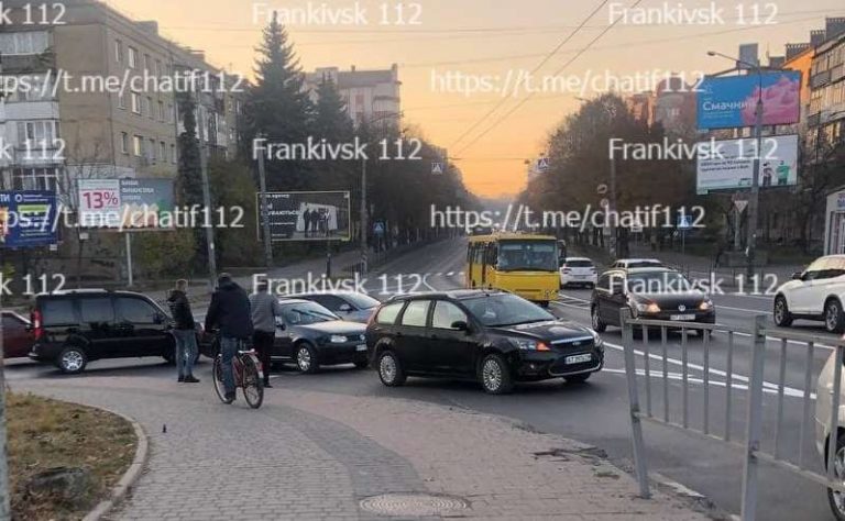 Ранкова ДТП в Івано-Франківську: зіштовхнулися два легковики (ФОТОФАКТ) 12 photo 2021 10 29 08 39 27