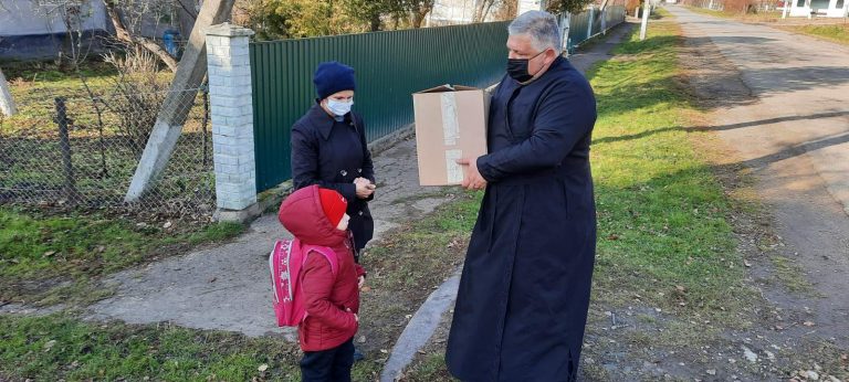 День вбогого: понад 130 родин на Франківщині отримали допомогу від церкви