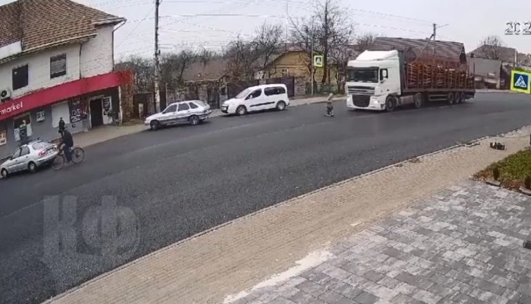 На Прикарпатті лісовоз збив дитину: з'явилося відео з місця ДТП 11 1 13