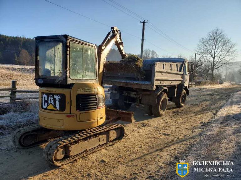 В селі Сукелі на Болехівщині комунальники розчистили 500-метрову водовідвідну канаву (ФОТО) 6 В селі Сукелі на Болехівщині комунальники розчистили 500-метрову водовідвідну канаву (ФОТО)