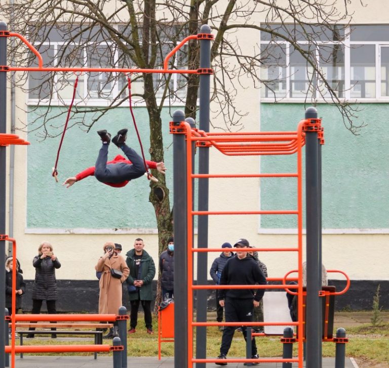 У Калуші відкрили три спортивних майданчики для школярів (ФОТО) 1 1637674912 77eb9fbdd2d7c9361d97 medium