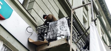 У Франківську власник за свої гроші відновив металеву огорожу балкону будинку-пам’ятки (ФОТО)
