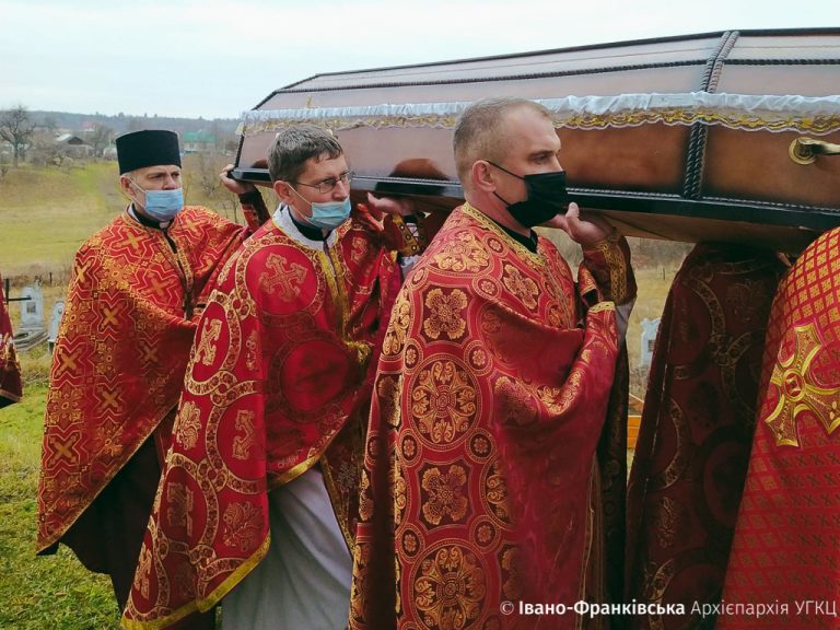 Провели в останню путь 49-річного капелана Франківської дитячої лікарні (ФОТО) 1 20211118 0 02 05 780aa8fb3aeec4a6e47270207c6a99896614778cedaf72247d7e88a1db0a2ce2 d3493718897b42db