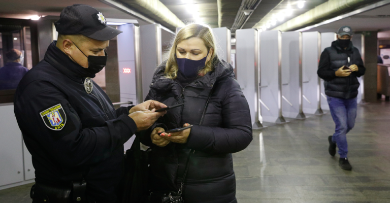 У "червоних" зонах карантину посилять перевірки COVID-сертифікатів 9 210922 karantin reuters 960x380 0