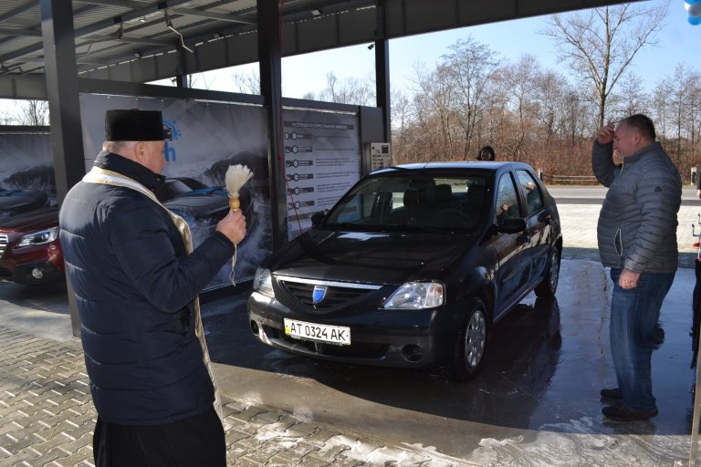 У Галичі відкрили й освятили нову автомийку (ФОТО)