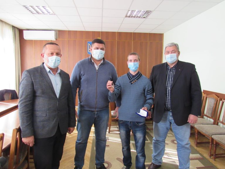 У Надвірнянському районі 19-річному хлопцю вручили ключі від власного будинку (ФОТО)