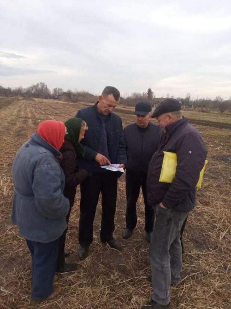 На Городенківщині вирішували, де встановити межові знаки між городами сусідів (ФОТО) 9 На Городенківщині вирішували, де встановити межові знаки між земельними ділянками сусідів (ФОТО)