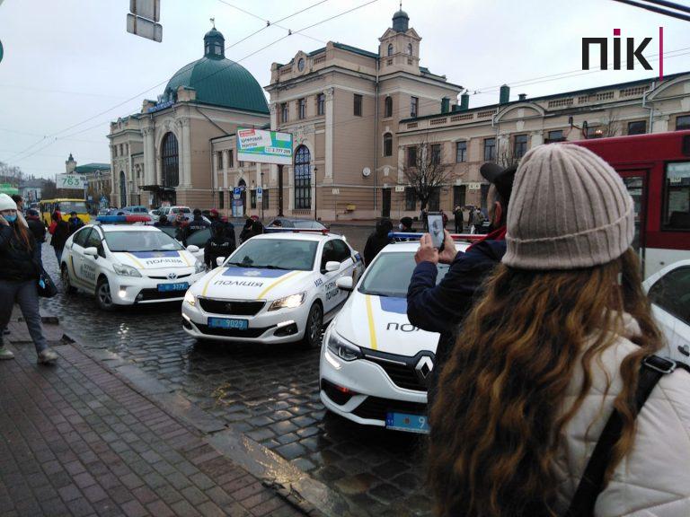 У Франківську шість патрульних "розбиралися" з водієм-порушником карантину (ФОТО)