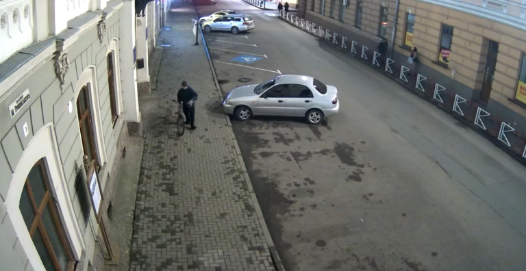 У Коломиї чоловік на велосипеді розбив вікно у ратуші (ВІДЕО)