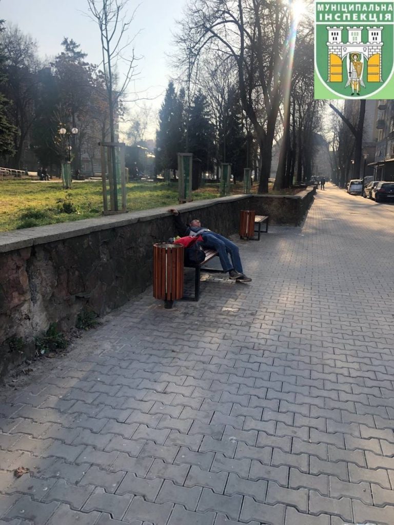 На гребені хвилі: у Франківську медики приводили до тями сильно п'яних чоловіків (ФОТО) 3 256503690 2225566930916888 8779748234559454875 n