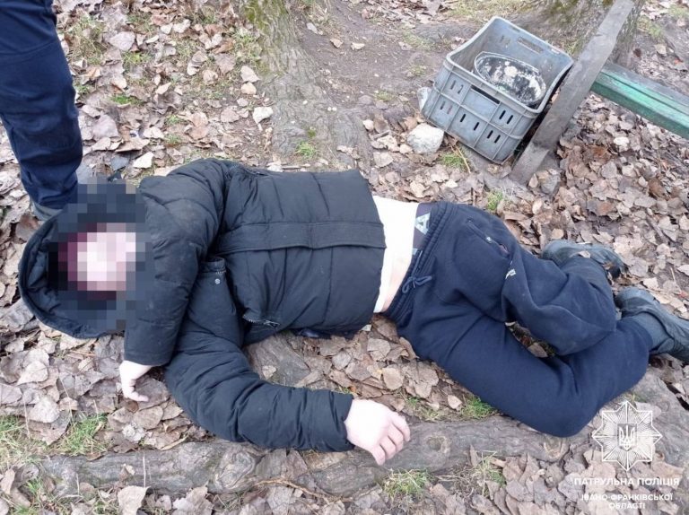 У Франківську чоловік втратив свідомість: рятували патрульні та медики (ФОТО) 7 256798034 4596874713729959 7892814174389016820 n