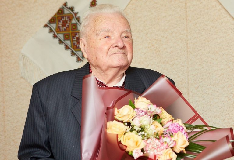 Мешканець Івано-Франківська святкує 100-річний ювілей (ФОТО) 1 256815248 432407058455556 4764571454193076276 n