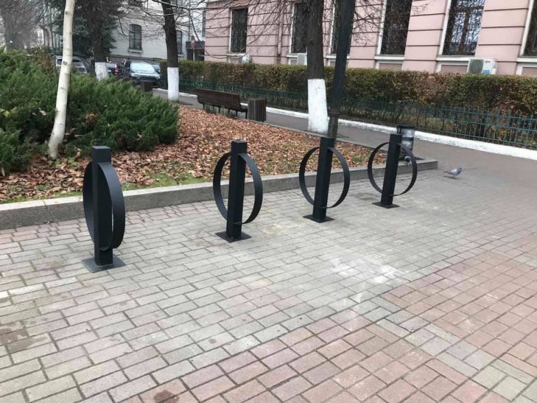 35 нових велосипедних стійок встановили у Франківську: чим вони цікаві? (ФОТО) 2 257335297 301831888610880 7876019516721887879 n