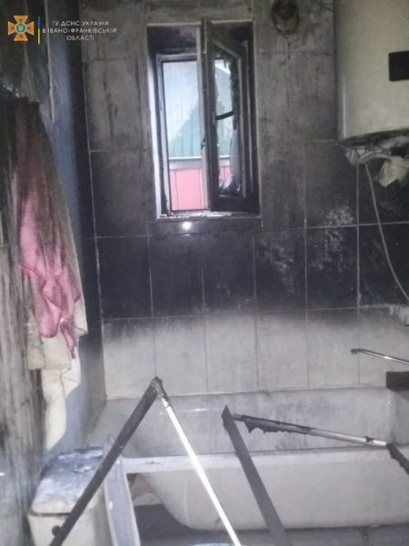 На Тлумаччині рятувальники гасили пожежу у ванній кімнаті (ФОТО)