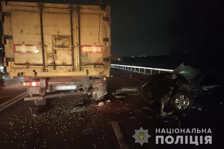 На Тернопільщині не розминулися вантажівка й легкових: загинув молодий чоловік (ФОТО)