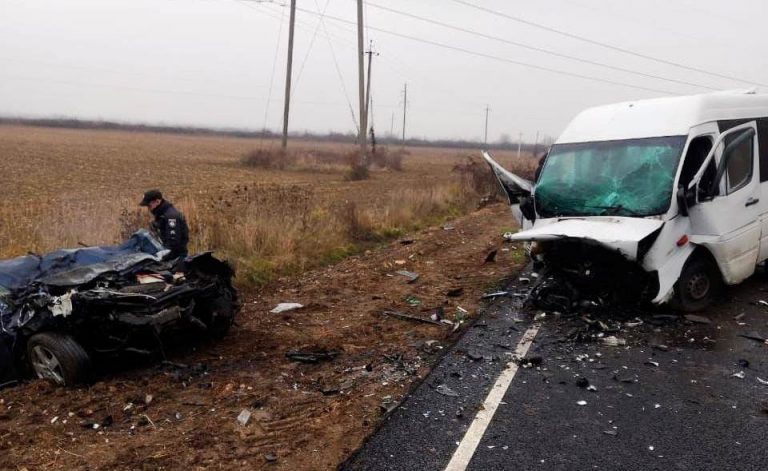 Смертельна автотроща: легковик влетів у мікроавтобус, троє загиблих (ФОТО) 5 259166159 1557747294601608 8269844955933643809 n