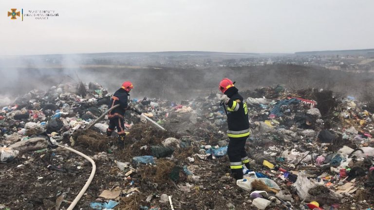 У Тлумачі продовжує горіти сміттєзвалище: відео ліквідації пожежі 4 259849869 4504790192974114 4276914303919404301 n