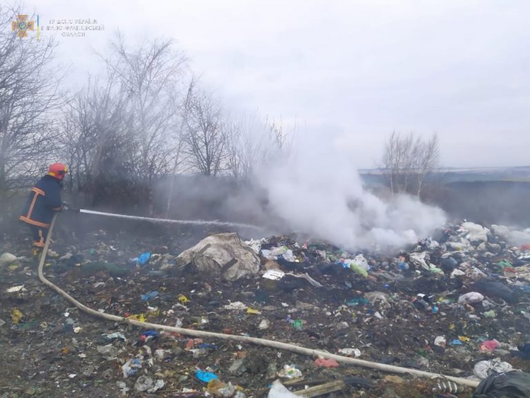 На Прикарпатті рятувальники ліквідовують пожежу на сміттєзвалищі (ФОТО) 3 260070256 4504593676327099 3664334212204927619 n