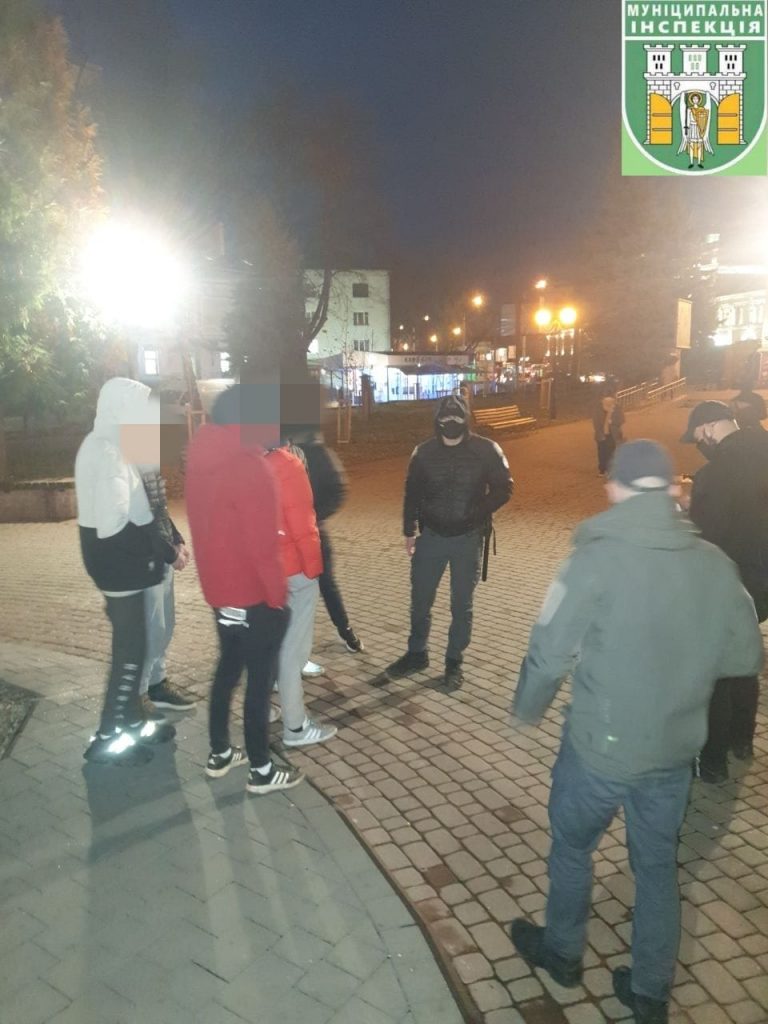 У Франківську на Привокзальній площі підлітки виламали двері паровоза (ФОТО) 1 260894583 2235343433272571 4671321956118394146 n