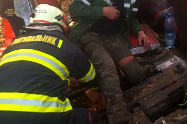 Затиснуло ногу, витягували з ями, впав п'яний: як тернопільські рятувальники на вихідних рятували людей
