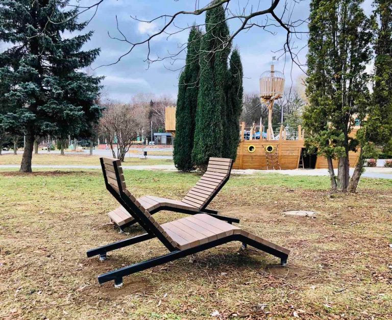 У Франківську на озері встановили нові лежаки (ФОТО) 4 262362848 4501773529857868 1883073047141868641 n