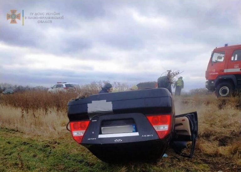 На Прикарпатті перекинулася та загорілася легкова автівка (ФОТОФАКТ) 8 262501439 4527666834019783 2364839101058149828 n