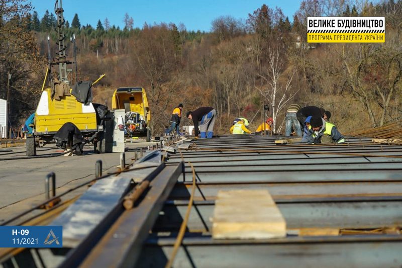 У Делятині на Прикарпатті ремонтують шляхопровід, який не ремонтувався 54 роки (ФОТО)